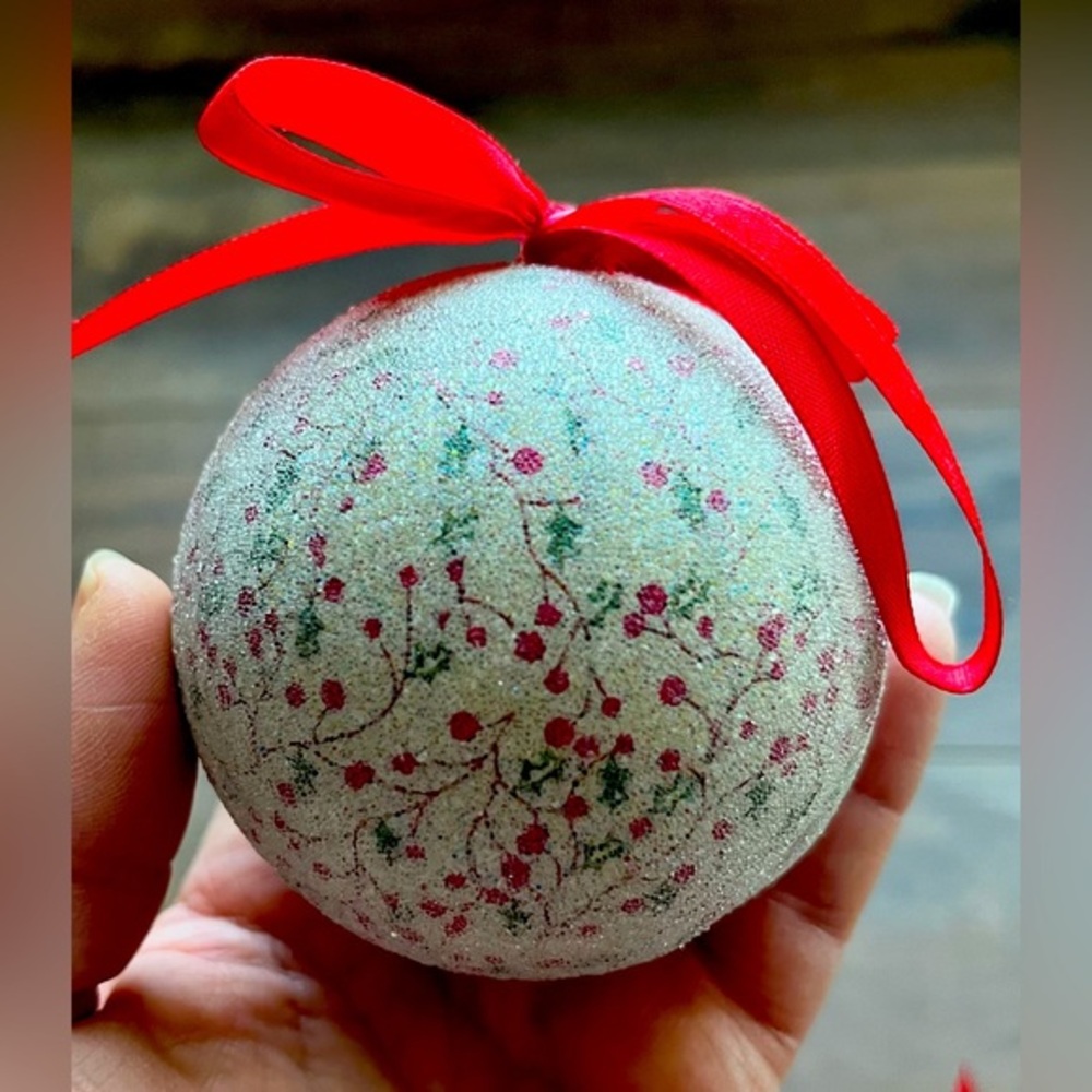 Christmas Ornaments Red Cream Holly Berry Christmas Tree Frosted Round Set of 8 - Picture 4 of 9